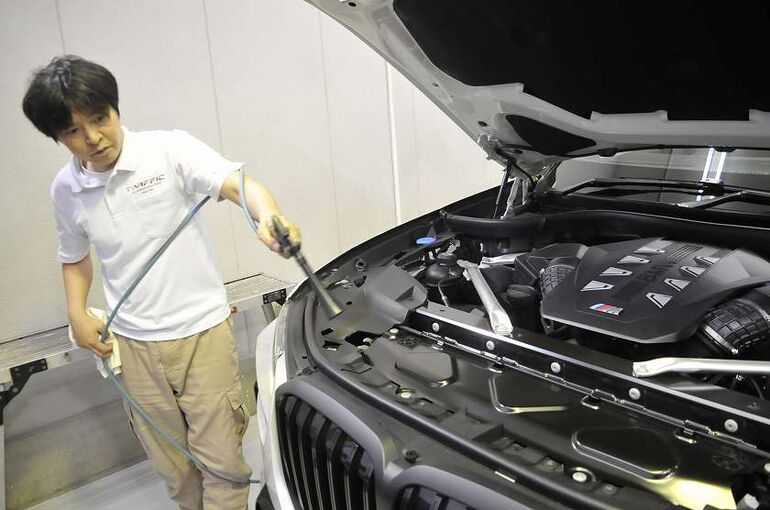 BMW X7　磨き施工後　エンジンフード内の清掃