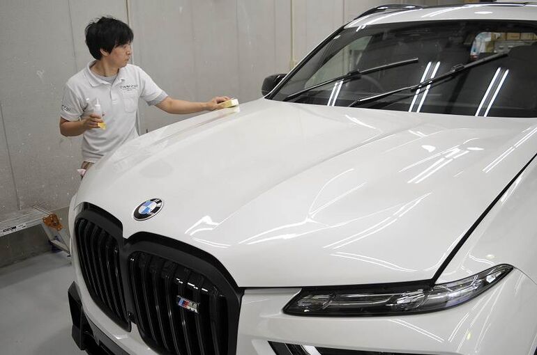 BMW X7　ボンネット部　コーティング剤の塗布