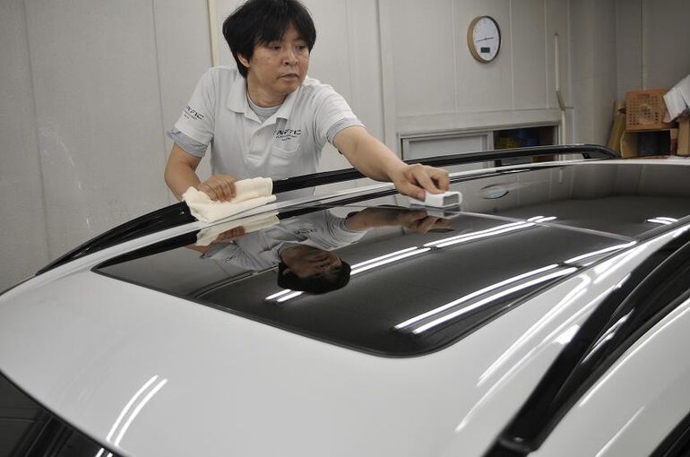 BMW X7　ルーフ部ガラス　撥水コーティング剤の塗布