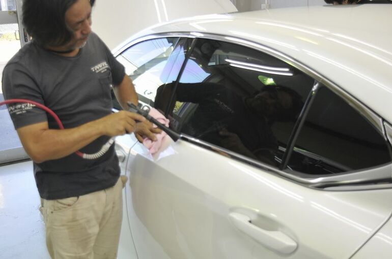 レクサス ES300ｈ　ブロワーによる水滴除去