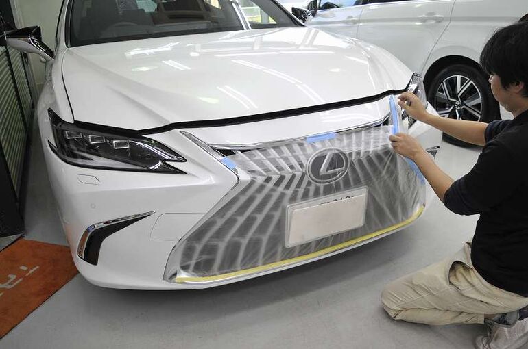 レクサス ES300ｈ　フロントグリルの養生