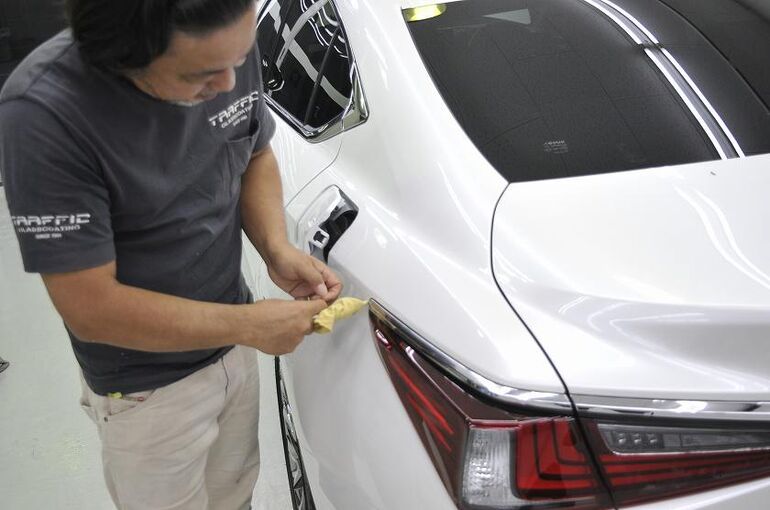 レクサス ES300ｈ　磨き施工完了　パーツの隙間の清掃　左後部