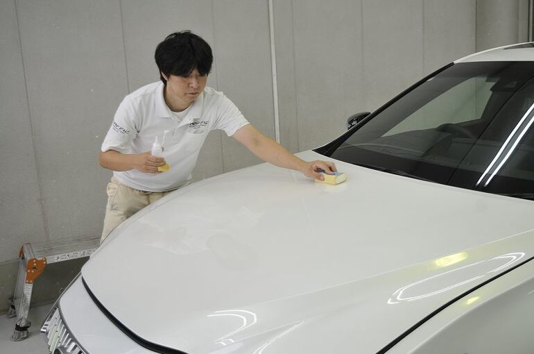 レクサス ES300ｈ　ボンネット部　コーティング剤の塗布　１液目