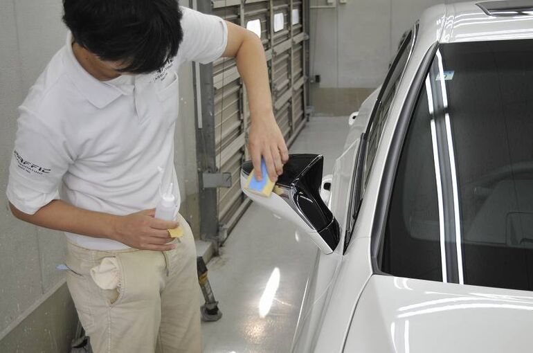 レクサス ES300ｈ　ミラーカウル部　コーティング剤の塗布
