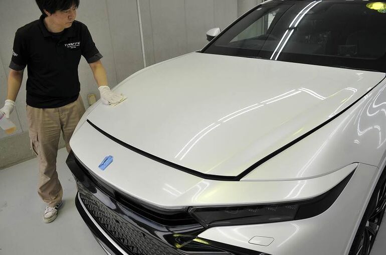 トヨタ　クラウン　クロスオーバー　ボンネット部のクレンジング施工