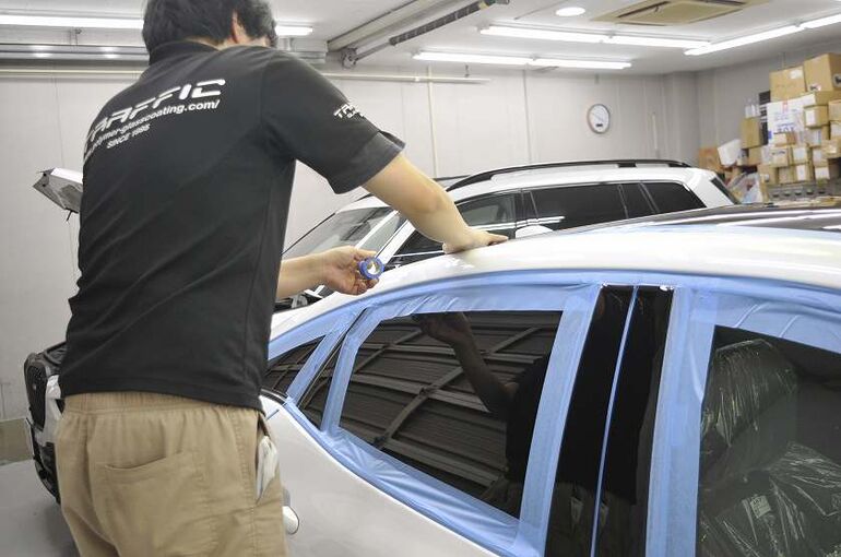 トヨタ　クラウン　クロスオーバー　磨き施工前のマスキングテープ等による養生