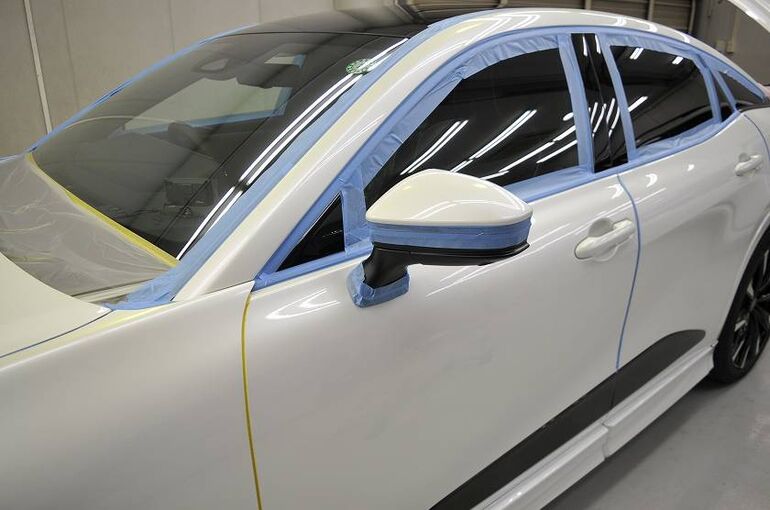 トヨタ　クラウン　クロスオーバー　磨き施工前の養生完了　　左サイド部