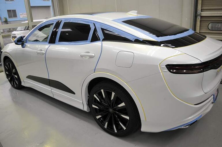 トヨタ　クラウン　クロスオーバー　磨き施工前の養生完了　左リア後方から全景