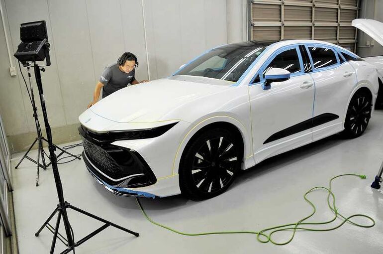 トヨタ　クラウン　クロスオーバー　磨き施工前の塗装面のチェック　ボンネット部