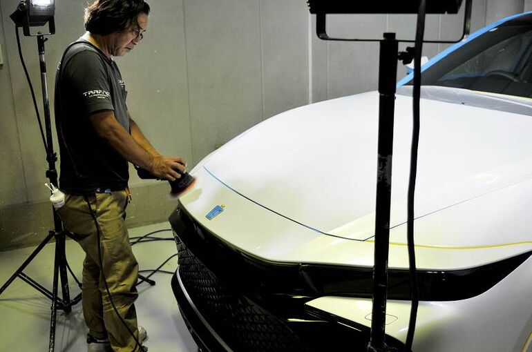 トヨタ　クラウン　クロスオーバー　ボンネット部　先端磨き