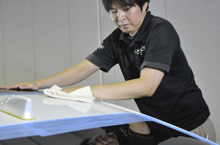 トヨタ　クラウン　クロスオーバー　ルーフ部　磨き施工　脱脂剤で拭き上げて傷の状態確認