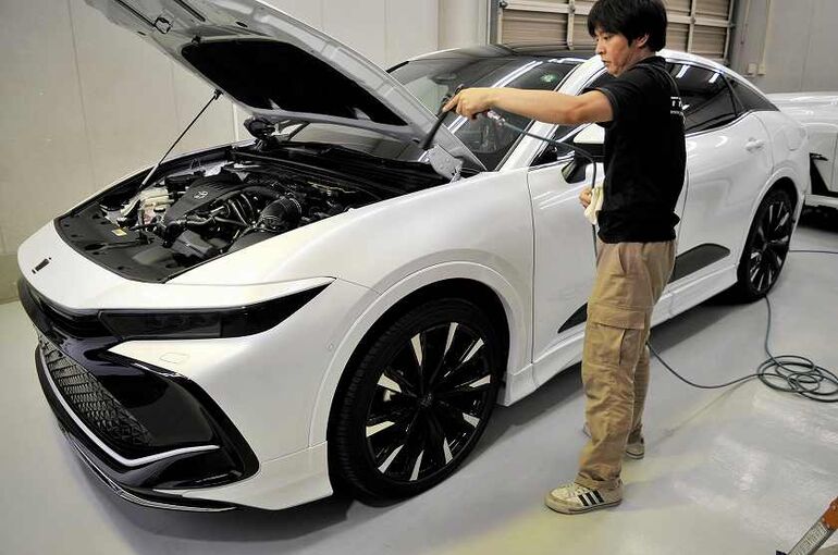 トヨタ　クラウン　クロスオーバー　磨き施工後の清掃