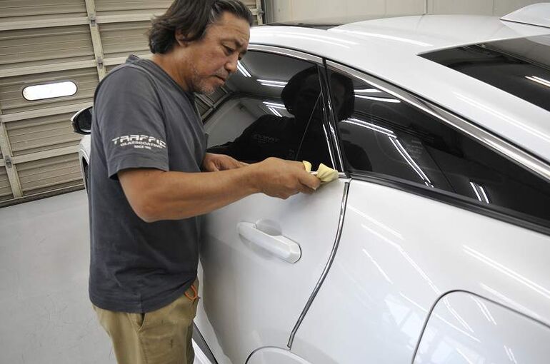 トヨタ　クラウン　クロスオーバー　磨き施工後　隙間の清掃