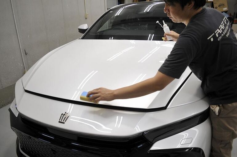 トヨタ　クラウン　クロスオーバー　脱脂後　コーティング剤（ベースコート）の塗布　ボンネット部