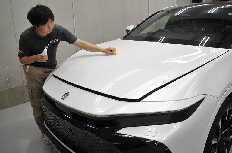 トヨタ　クラウン　クロスオーバー　脱脂後　コーティング剤（トップコート）の塗布　ボンネット部