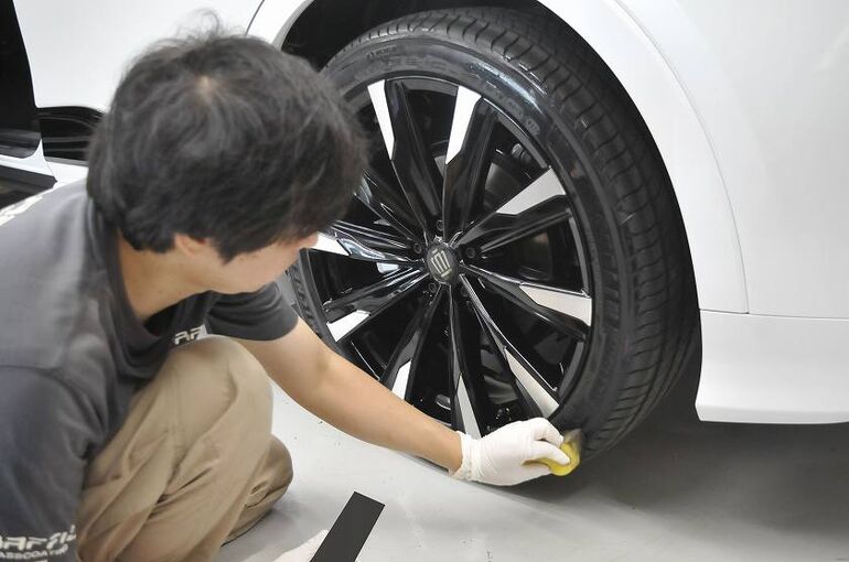 トヨタ　クラウン　クロスオーバー　タイヤコーティング　左前タイヤ