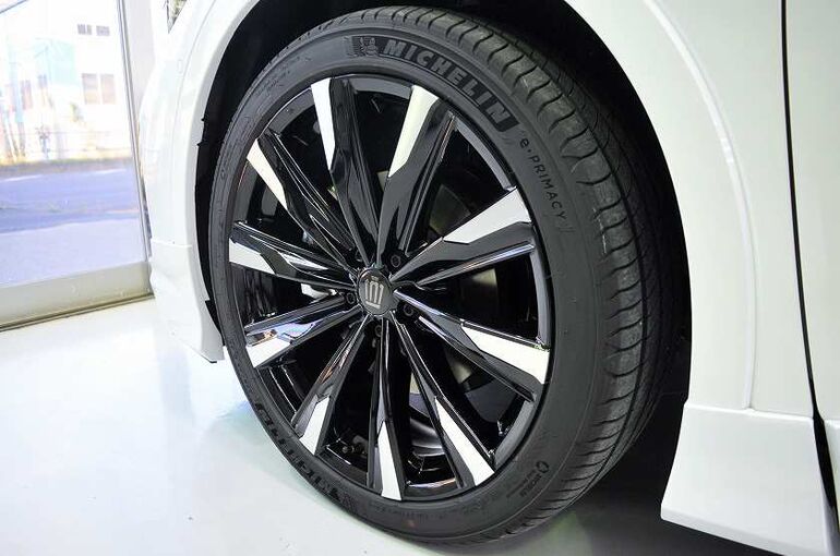 トヨタ　クラウン　クロスオーバー　コーティング施工完了後　左前タイヤ、ホイール