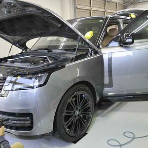 レンジローバー オートバイオグラフィ　洗車後　ブロワーで水滴の除去