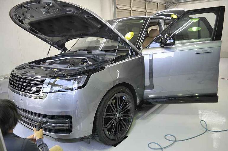 レンジローバー オートバイオグラフィ　洗車後　ブロワーで水滴の除去