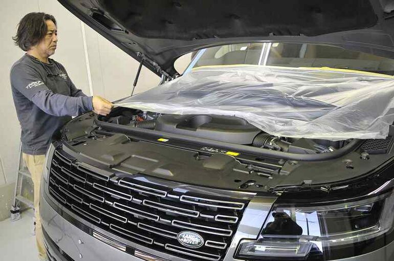 レンジローバー オートバイオグラフィ　磨き施工前の養生　エンジンフード内