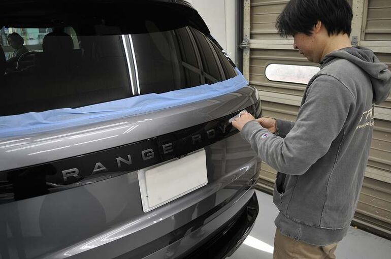 レンジローバー オートバイオグラフィ　磨き施工前の養生　リアハッチ部