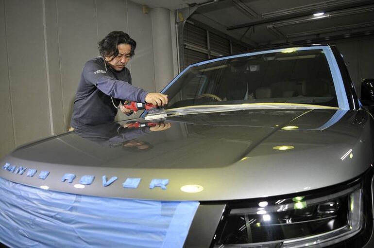 レンジローバー オートバイオグラフィ　試し磨き　ボンネット部