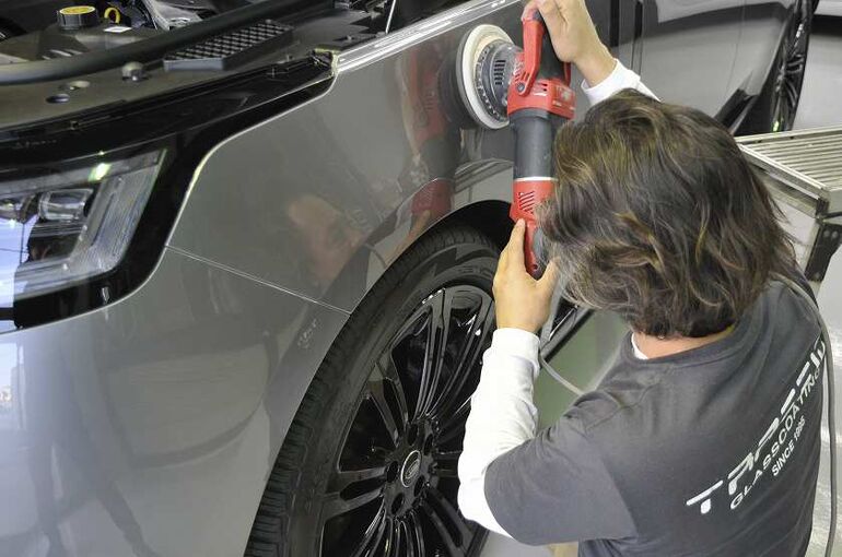 レンジローバー オートバイオグラフィ　磨き施工　左フロントフェンダー部