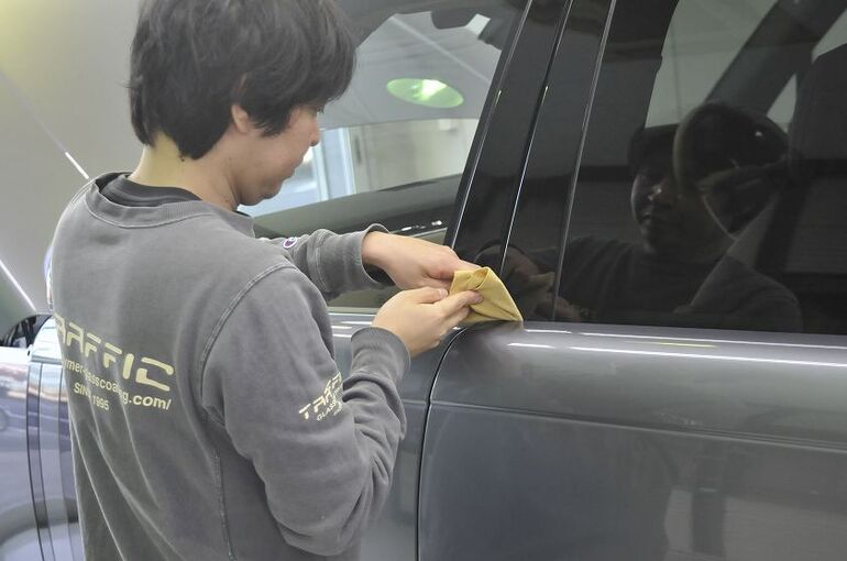 レンジローバー オートバイオグラフィ　磨き施工後　隙間の清掃　左ドア部