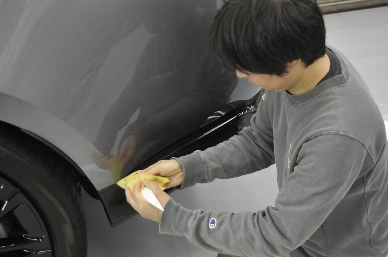 レンジローバー オートバイオグラフィ　磨き施工後　隙間の清掃　左フロントフェンダー部