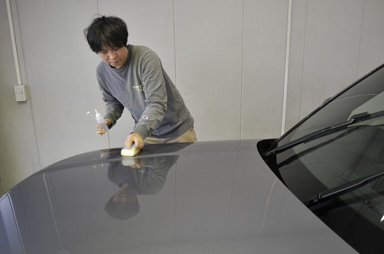 レンジローバー オートバイオグラフィ　磨き施工後　コーティング剤の塗布　ボンネット部