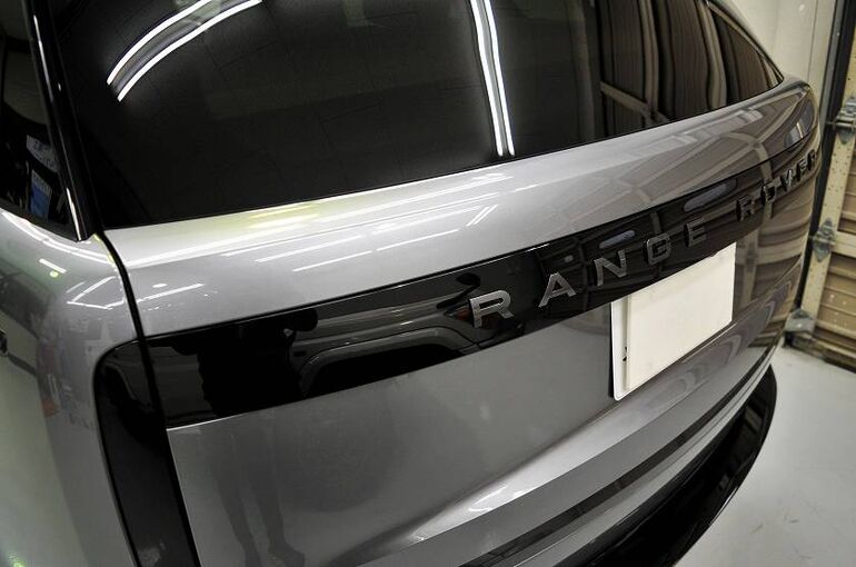 レンジローバー オートバイオグラフィ　コーティング施工後　左前からの構図　リアハッチ部