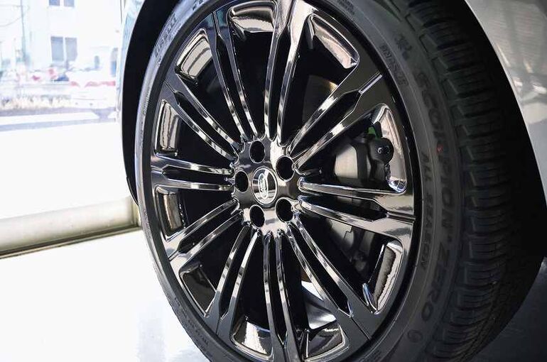 レンジローバー オートバイオグラフィ　コーティング施工後　左前タイヤ、ホイール