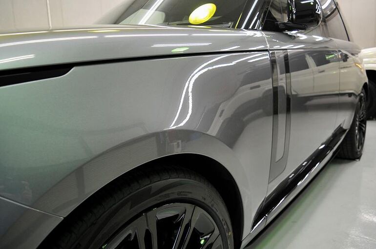 レンジローバー オートバイオグラフィ　コーティング施工後　左前からの構図　サイド部