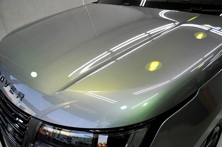 レンジローバー オートバイオグラフィ　コーティング施工後　左前からの構図　ボンネット部