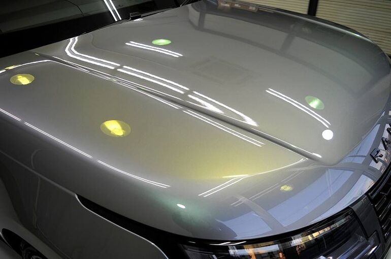 レンジローバー オートバイオグラフィ　コーティング施工後　右前からの構図　ボンネット部