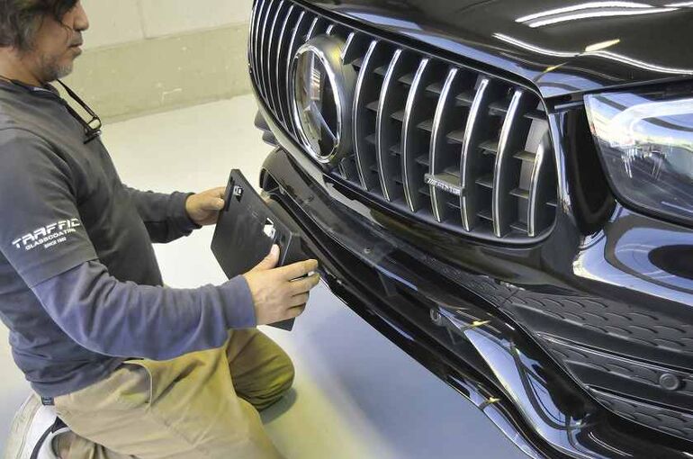 メルセデスAMG  GLC43クーペ　フロントナンバー取り外し