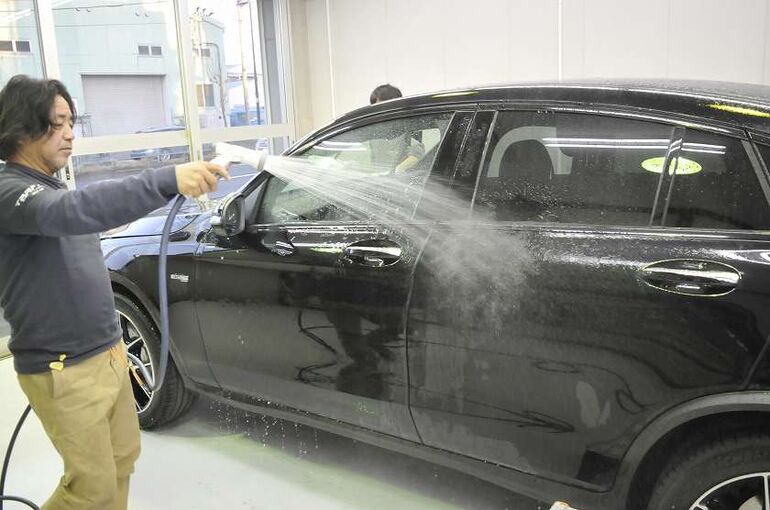 メルセデスAMG  GLC43クーペ　クレンジング剤の塗布後にシャンプー洗車
