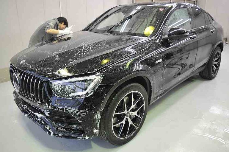 メルセデスAMG  GLC43クーペ　クレンジング剤の塗布後にシャンプー洗車