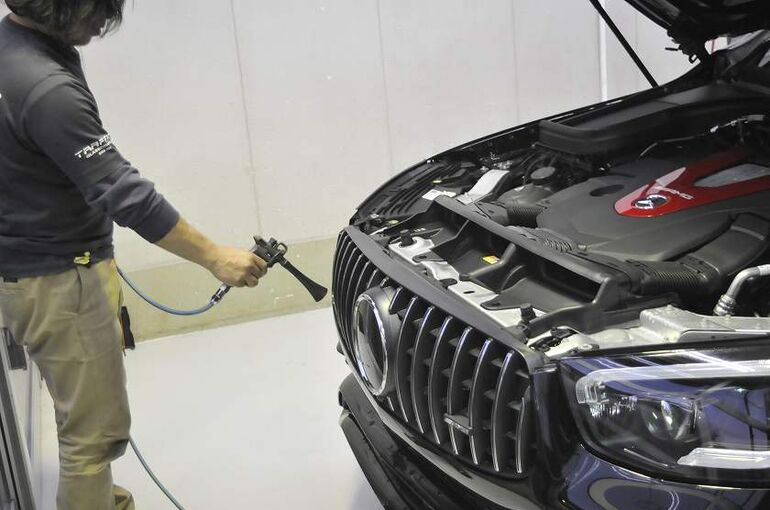 メルセデスAMG  GLC43クーペ　グリル部のブロワーかけ