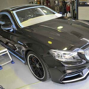 メルセデスAMG　C63S　磨き前　マスキングテープによる養生　右前より全体像