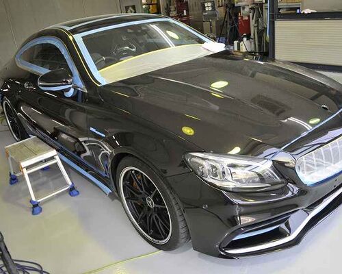メルセデスAMG　C63S　磨き前　マスキングテープによる養生　右前より全体像