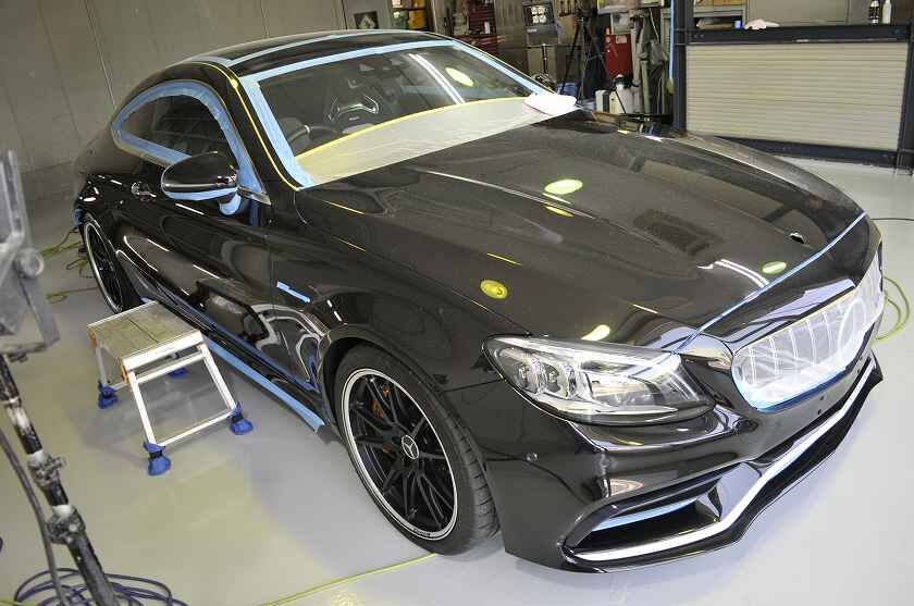 メルセデスAMG　C63S　磨き前　マスキングテープによる養生　右前より全体像