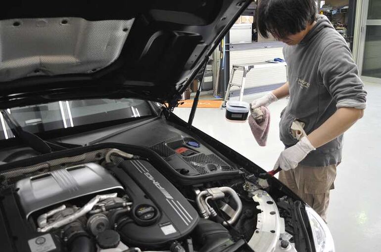 メルセデスAMG　C63S　細部清掃　エンジンフード内