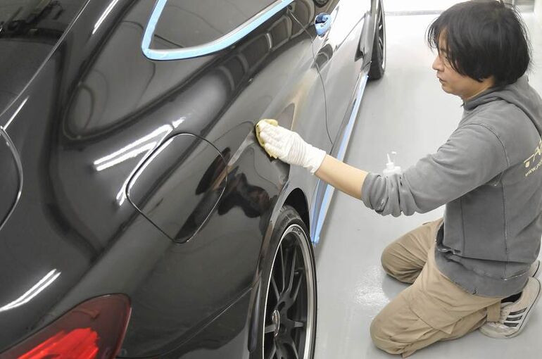 メルセデスAMG　C63S　ボディ全体にクレンジング剤の塗布　右サイド部に塗布途中