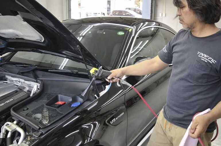 メルセデスAMG　C63S　洗車後のブロワーがけで隙間の水滴を吹き飛ばす