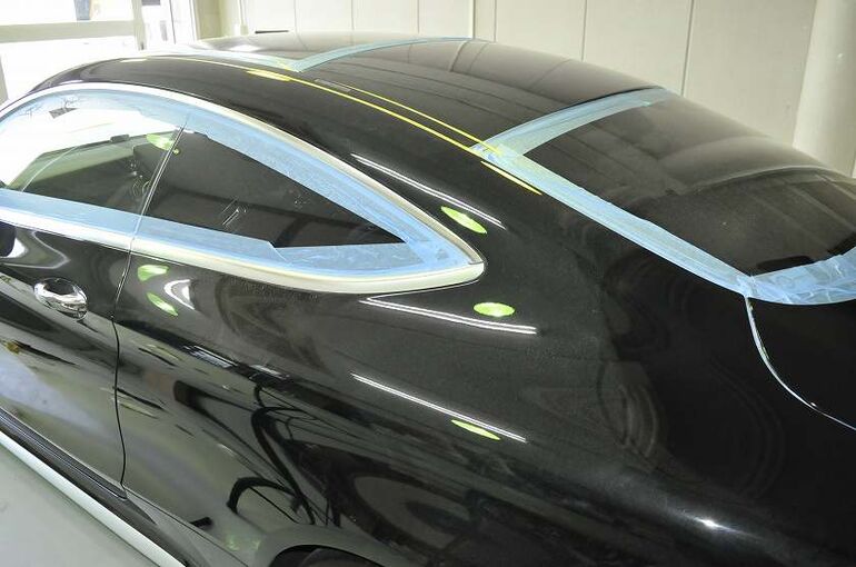 メルセデスAMG　C63S　磨き施工前のマスキングテープによる養生　ガラス周辺部　左後ろからの写真