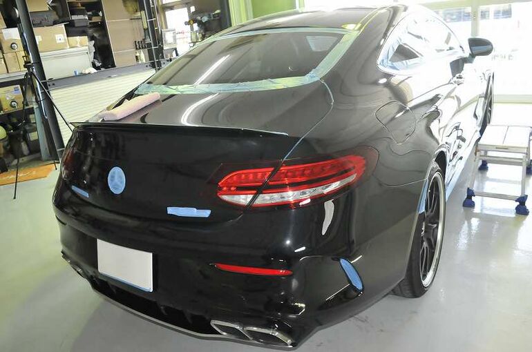 メルセデスAMG　C63S　磨き施工前のマスキングテープによる養生　ガラス周辺部　右後ろからの写真　全体像
