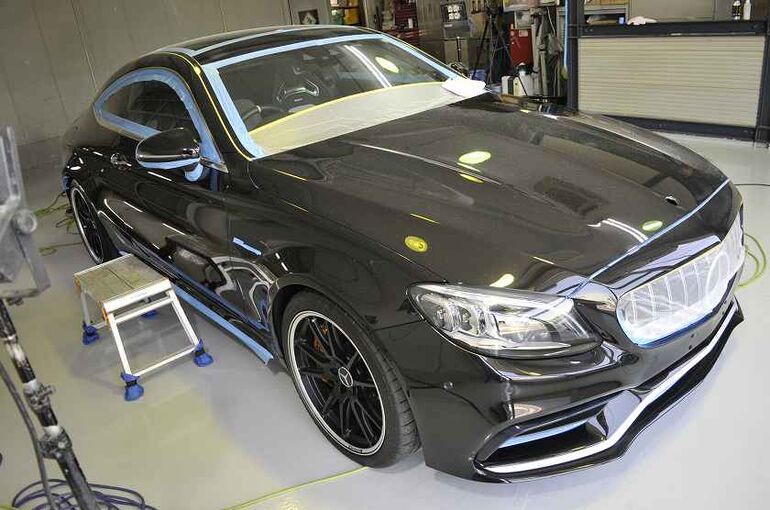 メルセデスAMG　C63S　磨き施工前のマスキングテープによる養生　ガラス周辺部　右後ろからの写真　全体像