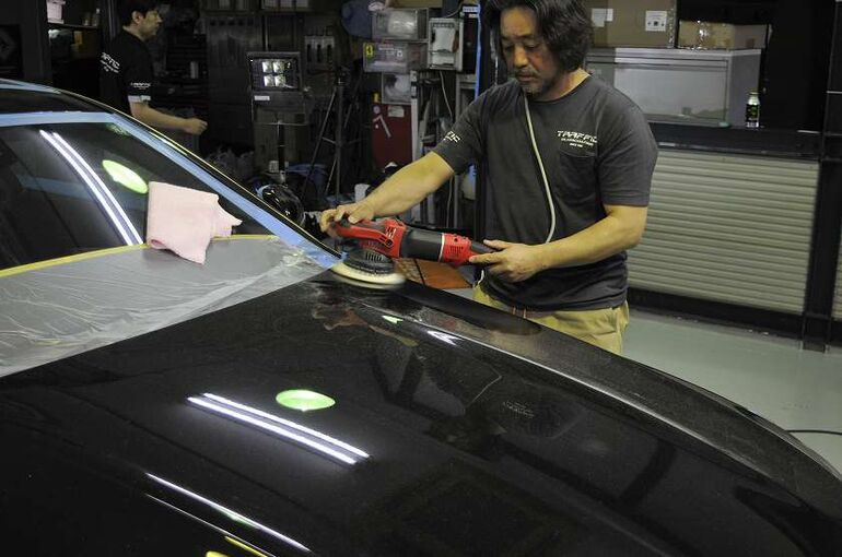 メルセデスAMG　C63S　磨き施工　エンジンフード上部を試し磨きしている写真