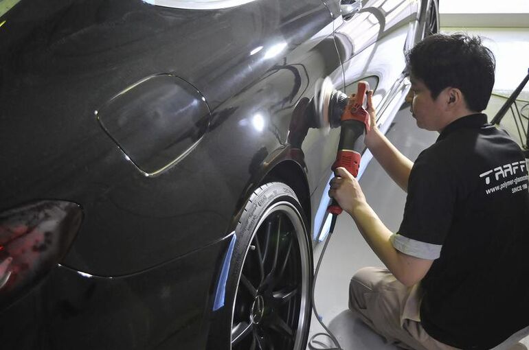 メルセデスAMG　C63S　磨き施工　右サイド部を磨いている写真